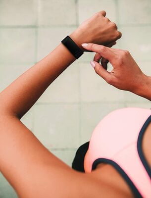 Fitbit Charge 4 Fitness and Activity Tracker with Built-in GPS Fitbit Charge 4 Fitness and Activity Tracker with Built-in GPS